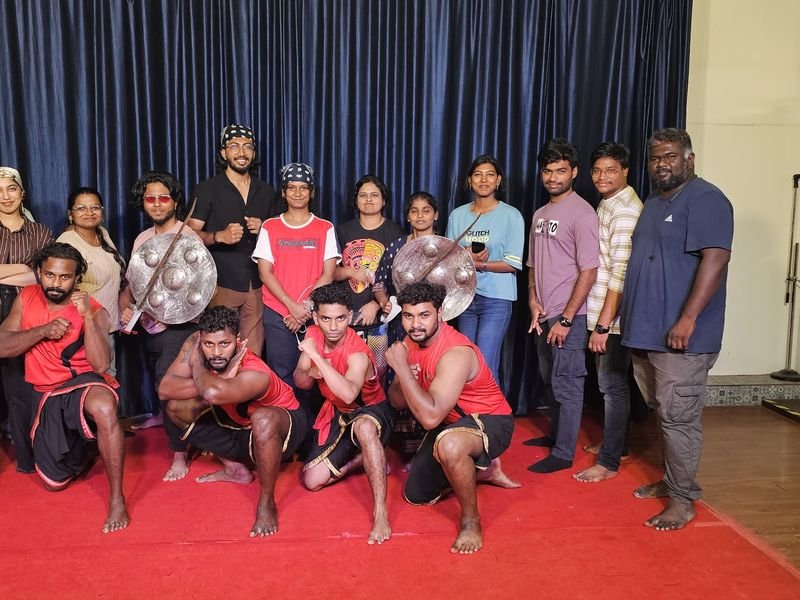 Foreigners posing with Kalarippayattu Team 1